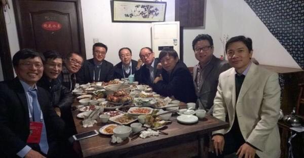 2014年11月21日晚，中國互聯(lián)網的“半壁江山”圍坐在一家小店陳舊的飯桌旁。